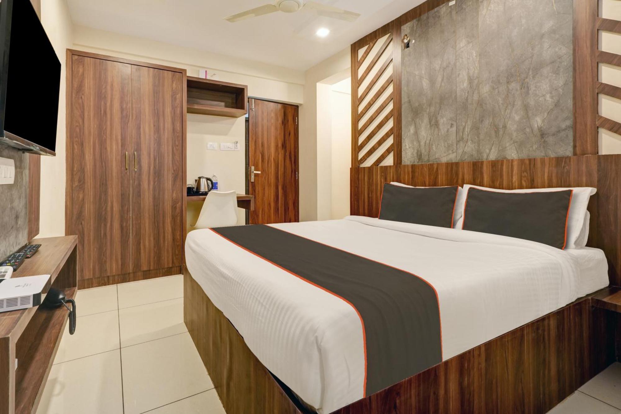 Gypsy Hotel Cusat Kochi Bagian luar foto
